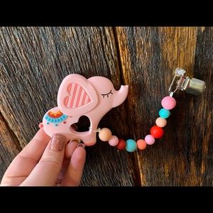 Elephant teething clip